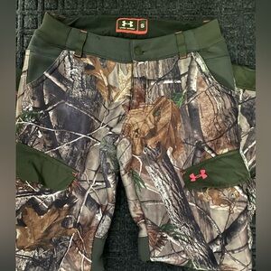 Under Armour women’s Realtree Camo Cargo lined-with hot pink Accents